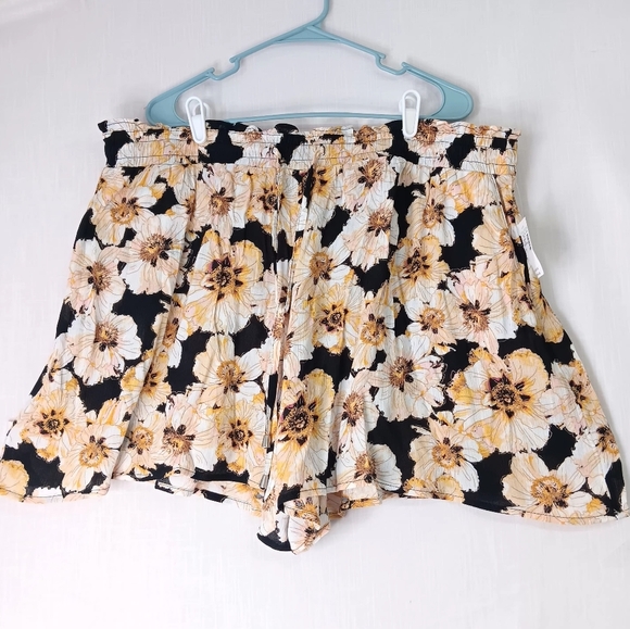 NWT Resort wear short pockets floral print Black Cream rayon Plus Size 2X. - Picture 3 of 15